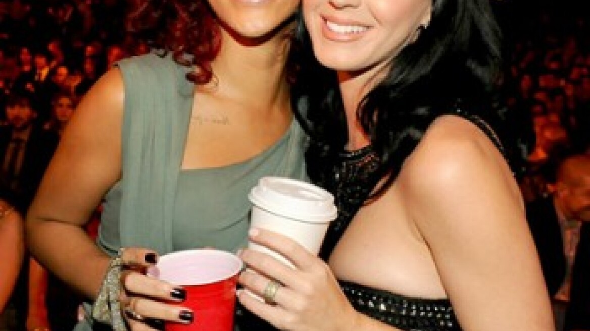 Η Rihanna …παρηγορεί την Katy Perry!