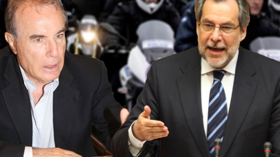 «Κομπλεξικός ο Χρηστάκης ο Παπουτσής!»