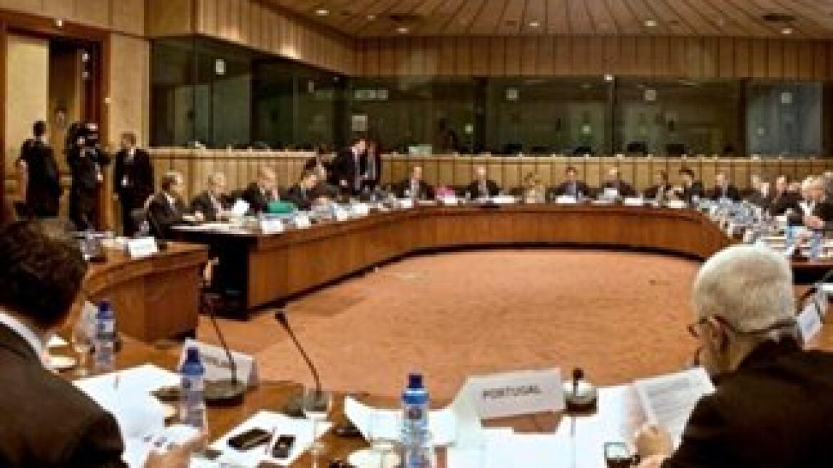 Towards interest reduction and participation of the formal sector