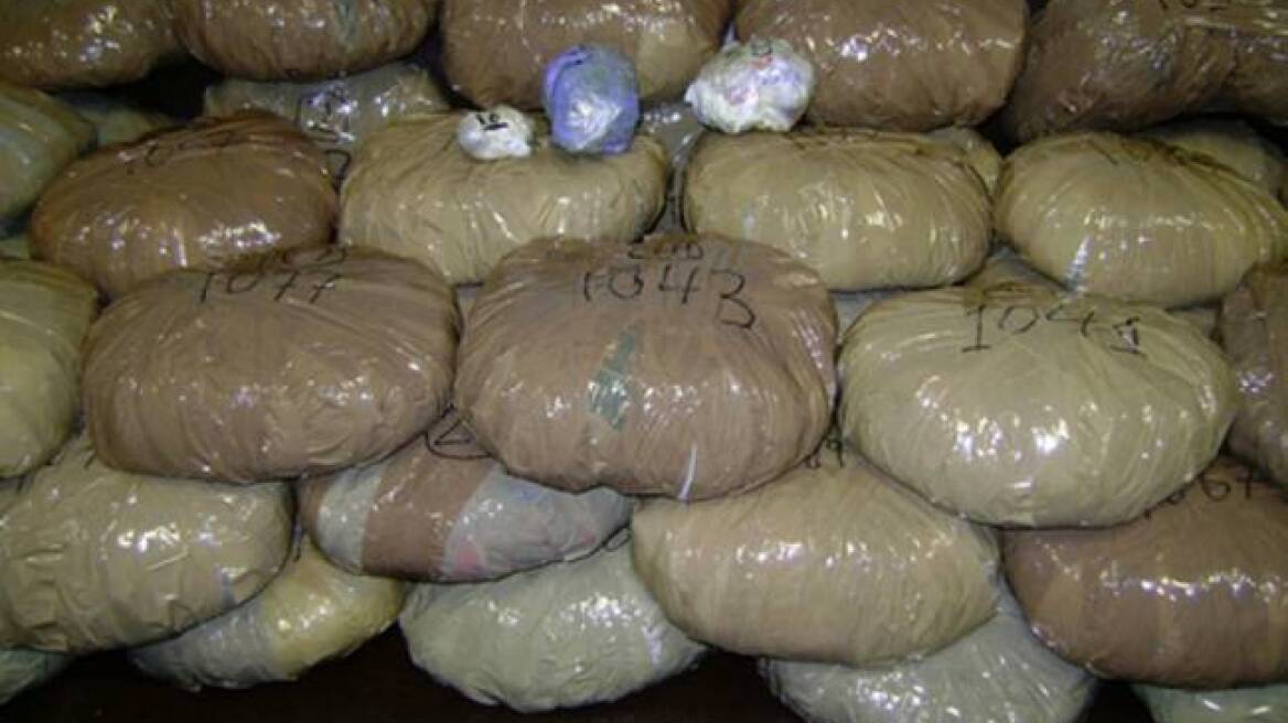 Οι συνεπιβάτες ήταν… σάκοι με χασίς!