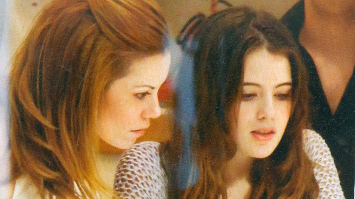 Στα μαγαζιά με την κόρη της η Ευγενία Μανωλίδου 