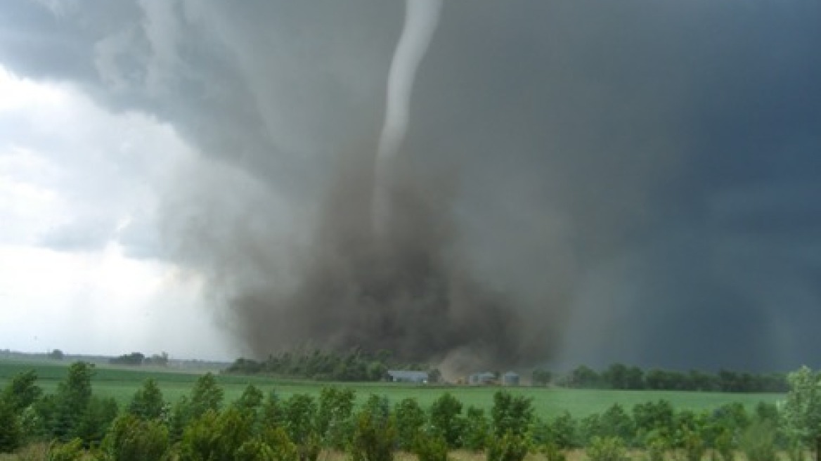 Ανεμοστρόβιλος "χτύπησε" τα Λεχαινά Ηλείας