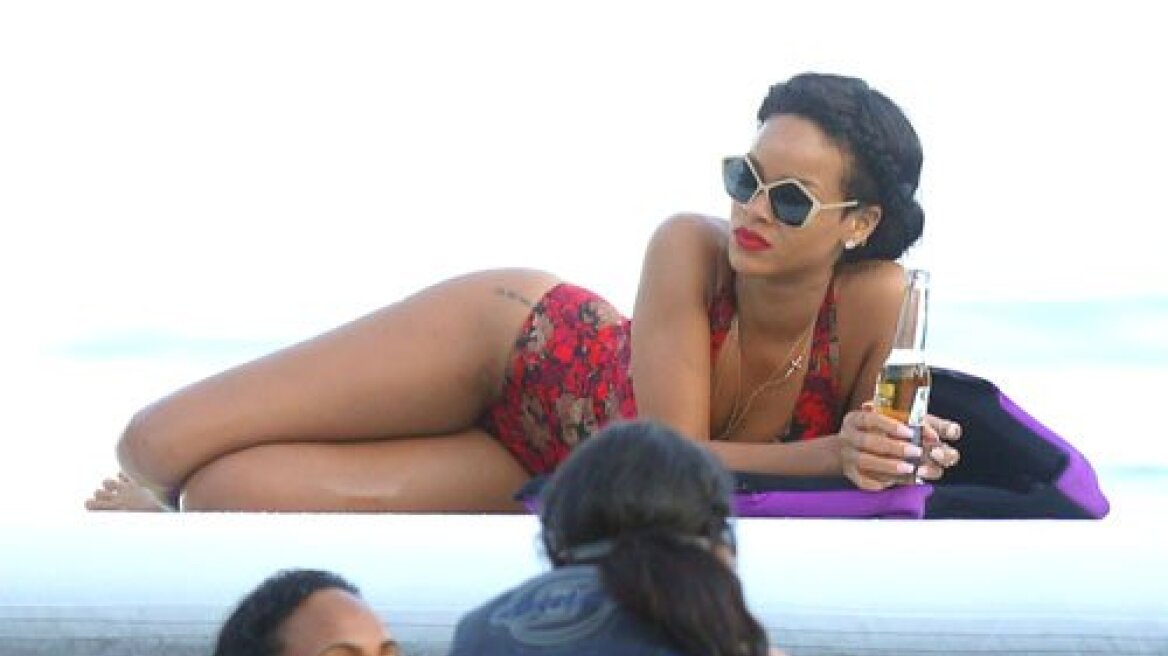 Το σέξι ολόσωμο μαγιό της Rihanna