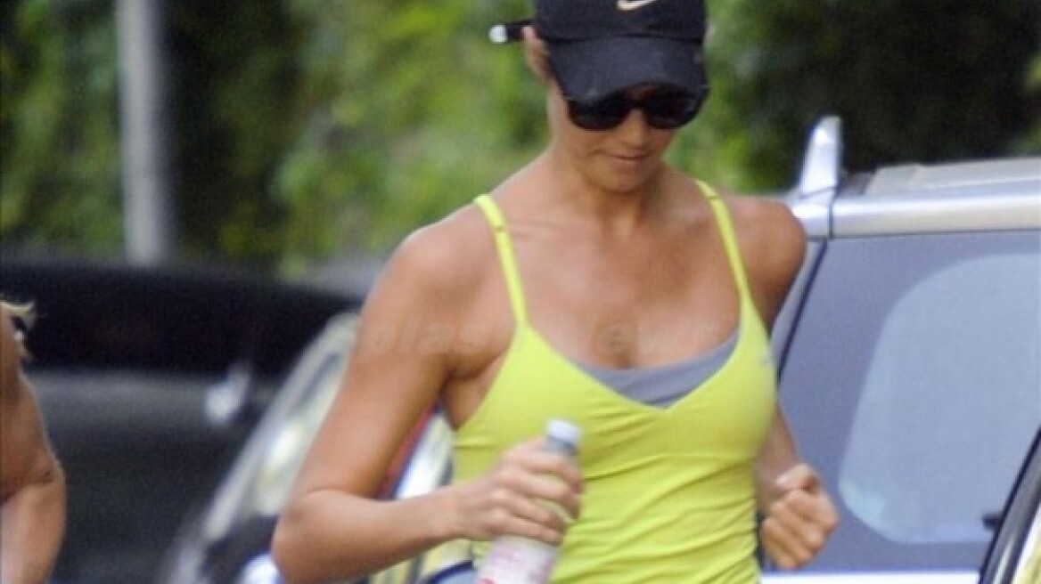 Η Stacy Keibler κάνει jogging στη λίμνη Κόμο