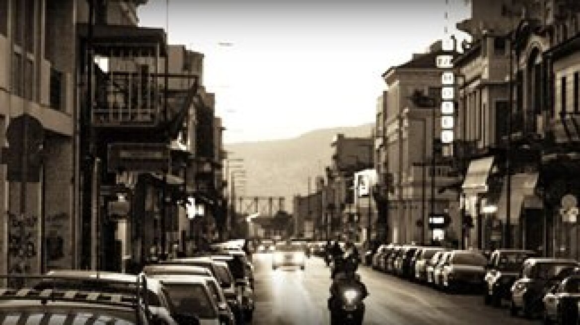 Greek economy plunges into recession 