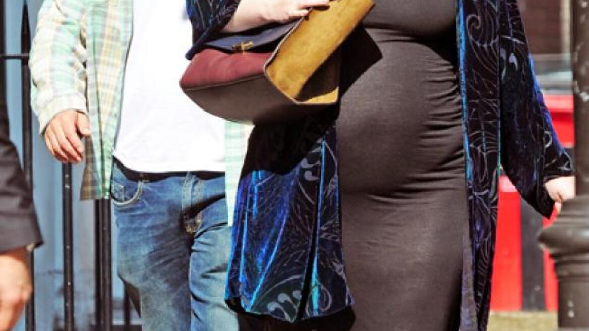 Adele: Με την κοιλιά τούρλα