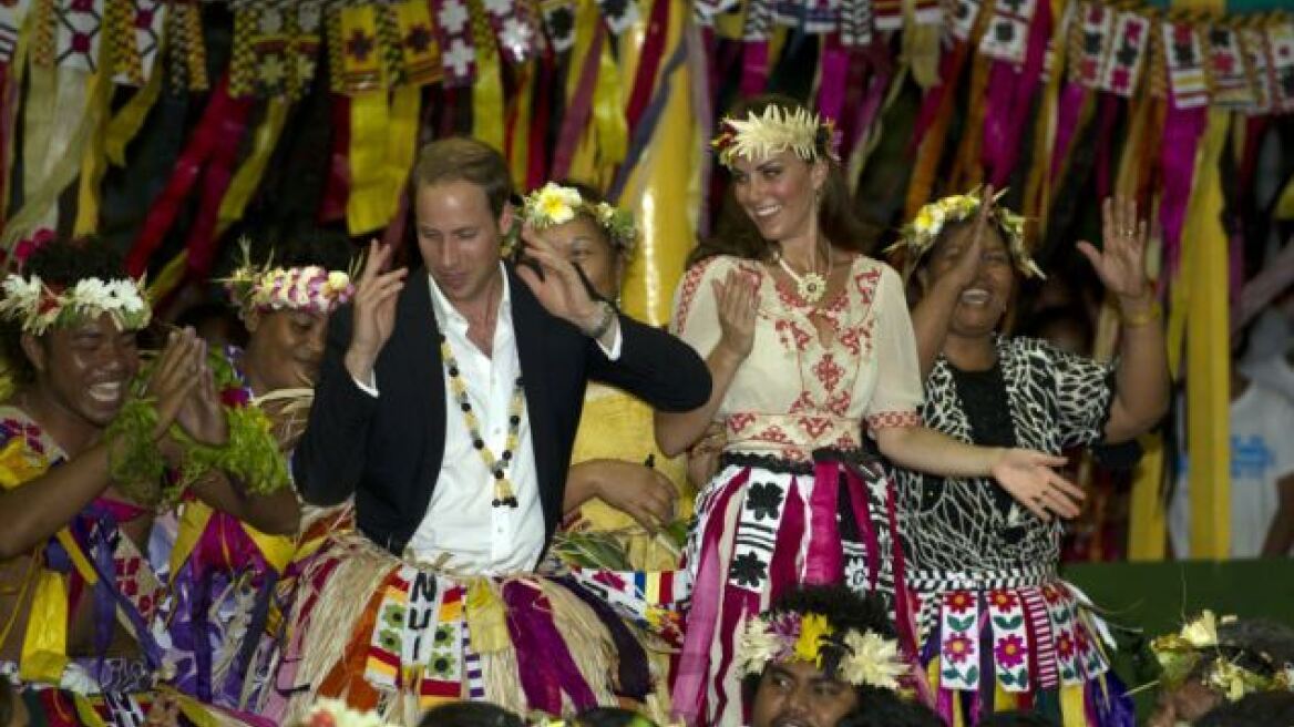 H Kate Middleton (ντυμένη) το έριξε στο χορό