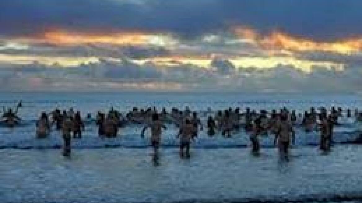 Εκατοντάδες άνθρωποι βούτηξαν γυμνοί σε παραλία της Βρετανίας!