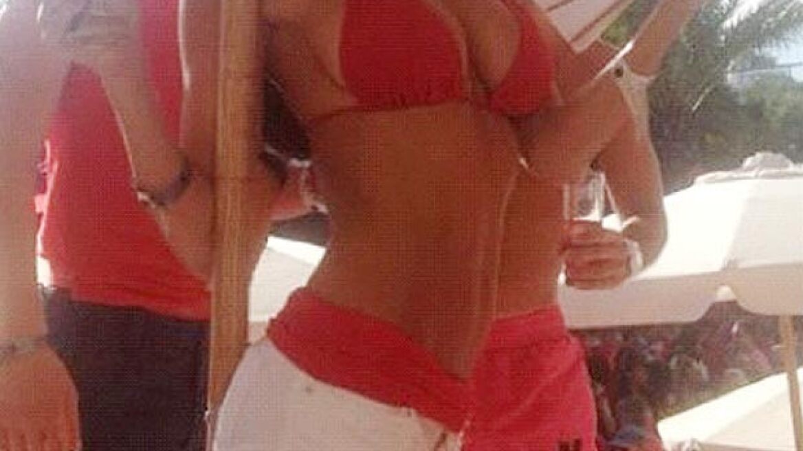 Με μικροσκοπικό μπικίνι και «καυτό» σορτς η Georgia Salpa