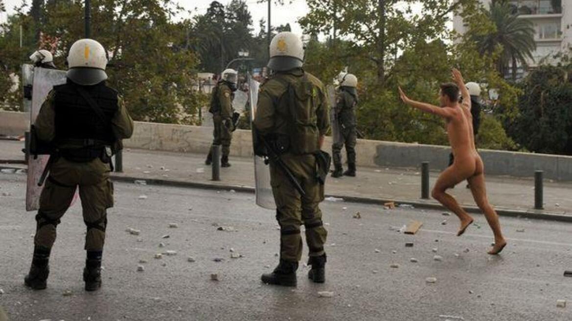 Στον εισαγγελέα ο γυμνός διαδηλωτής του Συντάγματος 