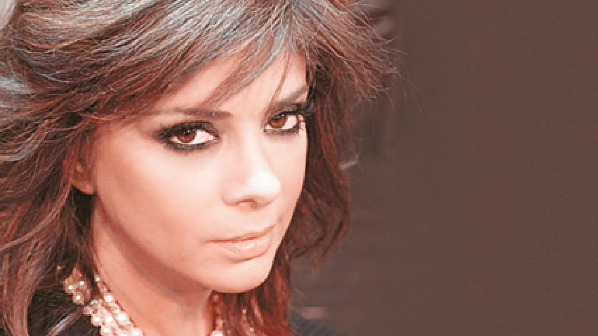 Mόνη της ξανά