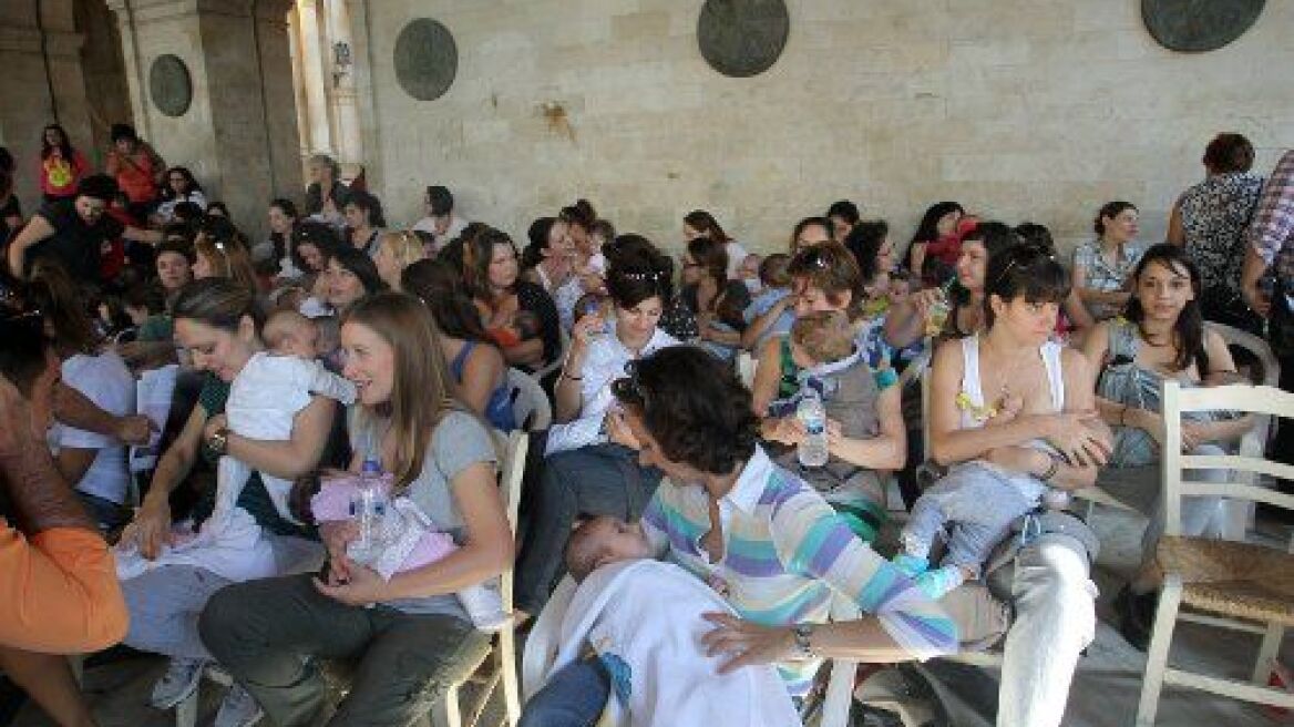 Ομαδικός θηλασμός από μητέρες στην Κρήτη