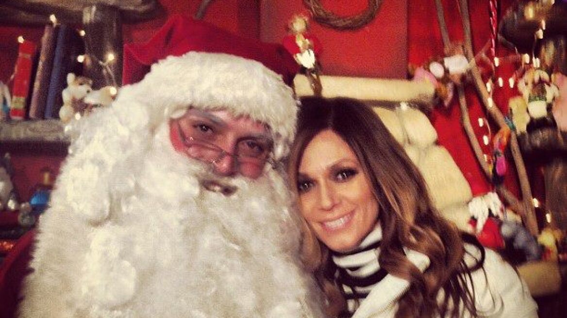 Η Έλλη Κοκκίνου στην αγκαλιά του Άγιου Βασίλη!
