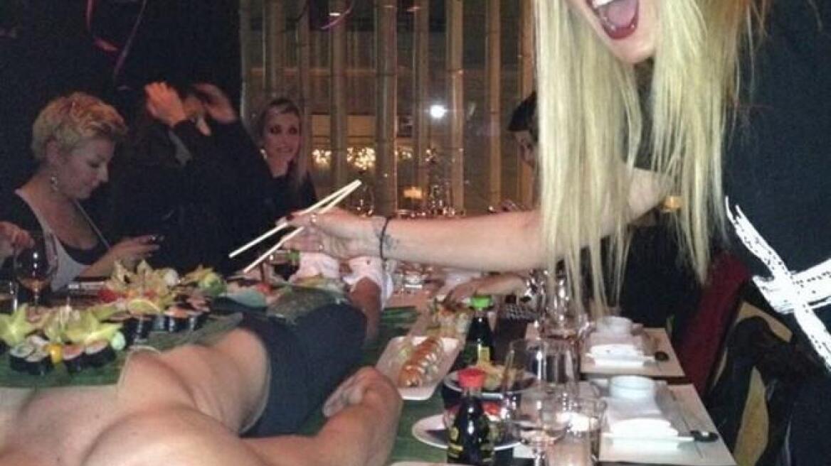 Παππά- Παπαδάκου τρώνε σούσι πάνω από το σώμα ενός ημίγυμνου άντρα