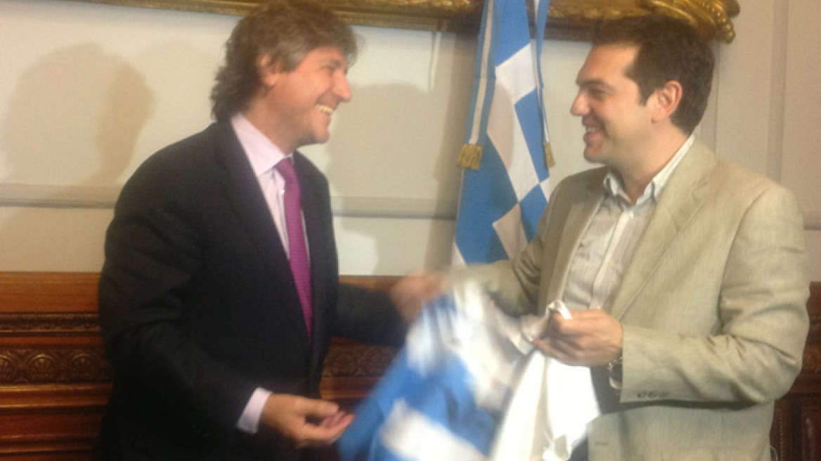 Κι όμως, ο Τσίπρας πήρε φανέλα του Μέσι!