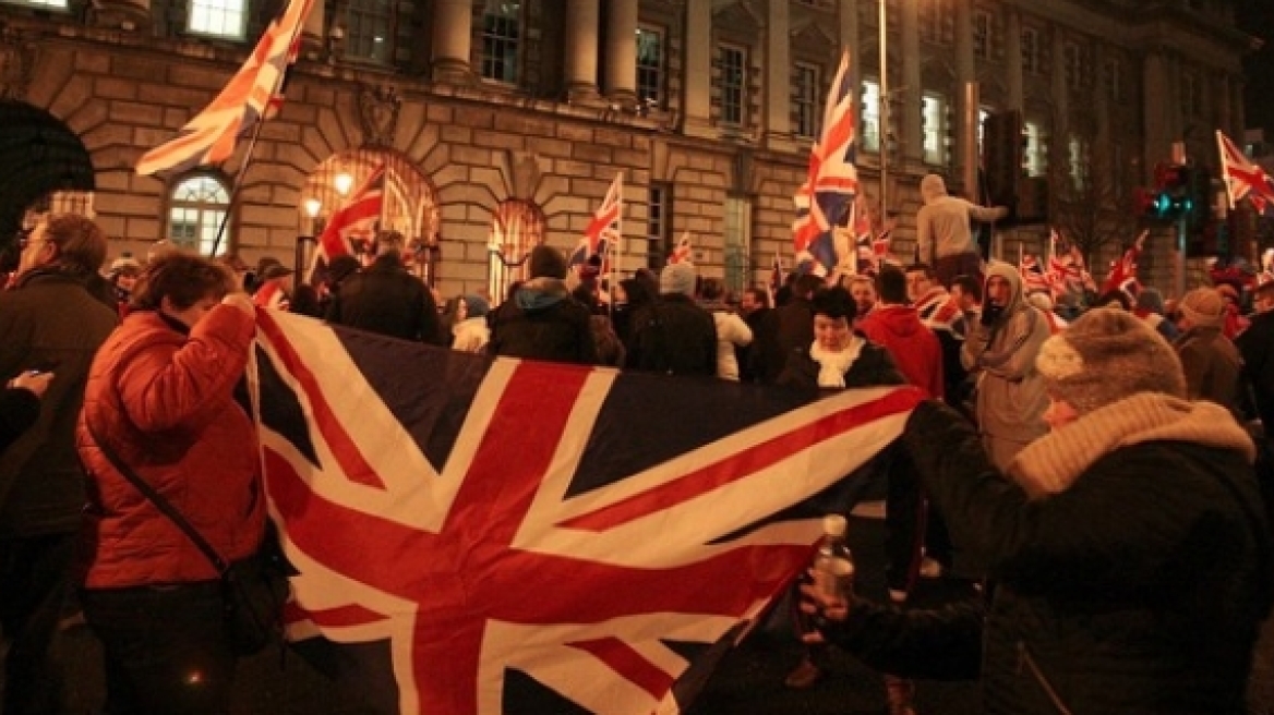 «Εμπόλεμη ζώνη» το Μπέλφαστ για το κατέβασμα της βρετανικής σημαίας