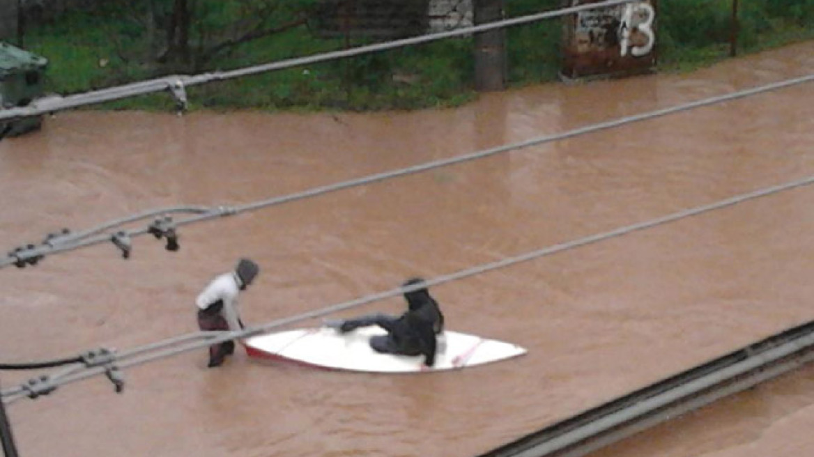 Εβγαλαν κανό στην Αμαρουσίου-Χαλανδρίου!
