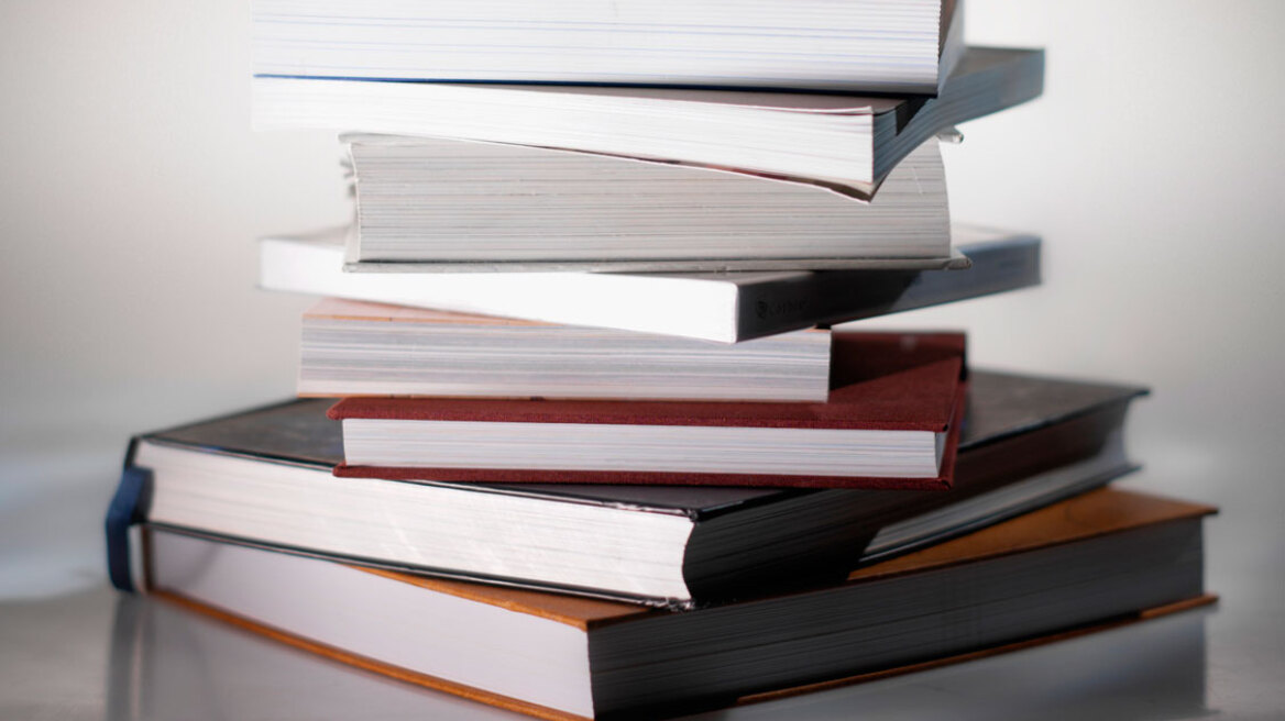 Συνελήφθησαν ιδιοκτήτριες βιβλιοπωλείου για παράνομη αναπαραγωγή και πώληση συγγραμμάτων