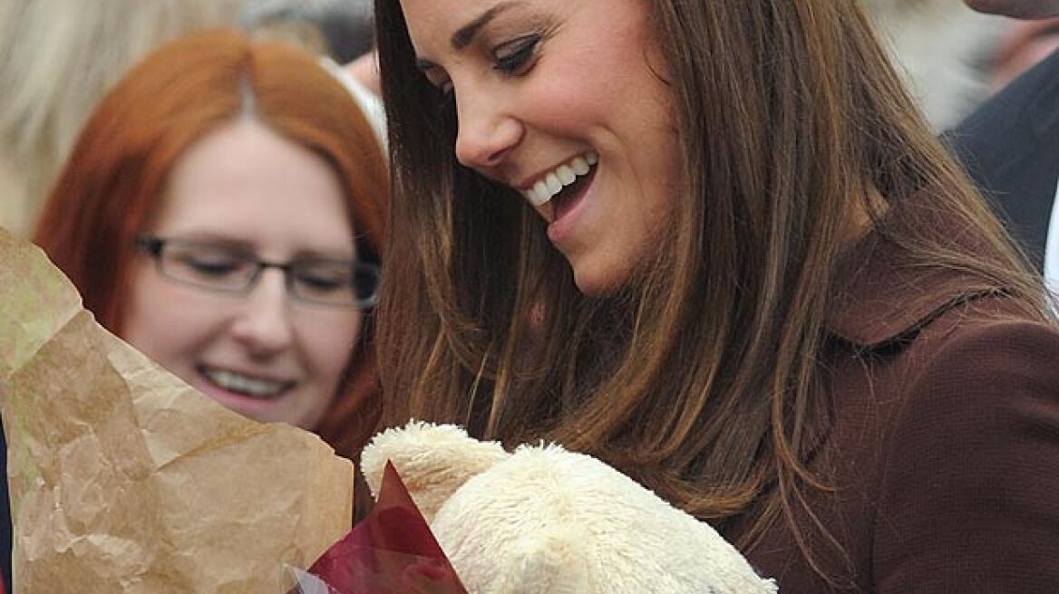 Κορίτσι περιμένει η Κέιτ Μίντλετον