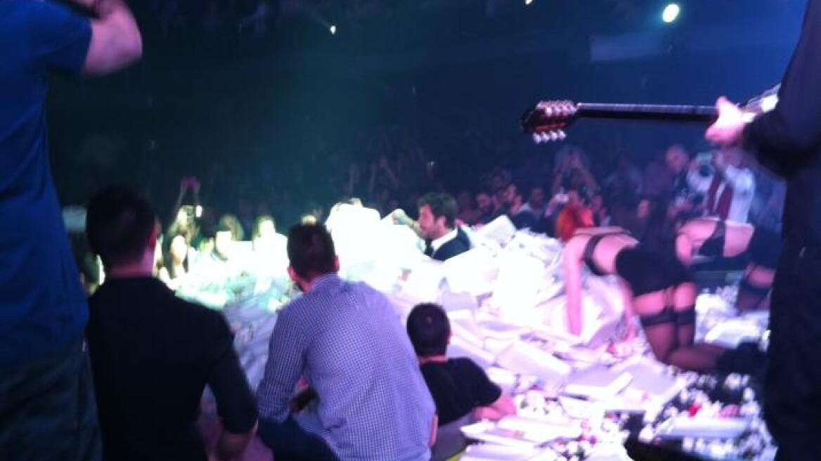 «Πνιγμένος» στα λουλούδια ο Γιώργος Μαζωνάκης