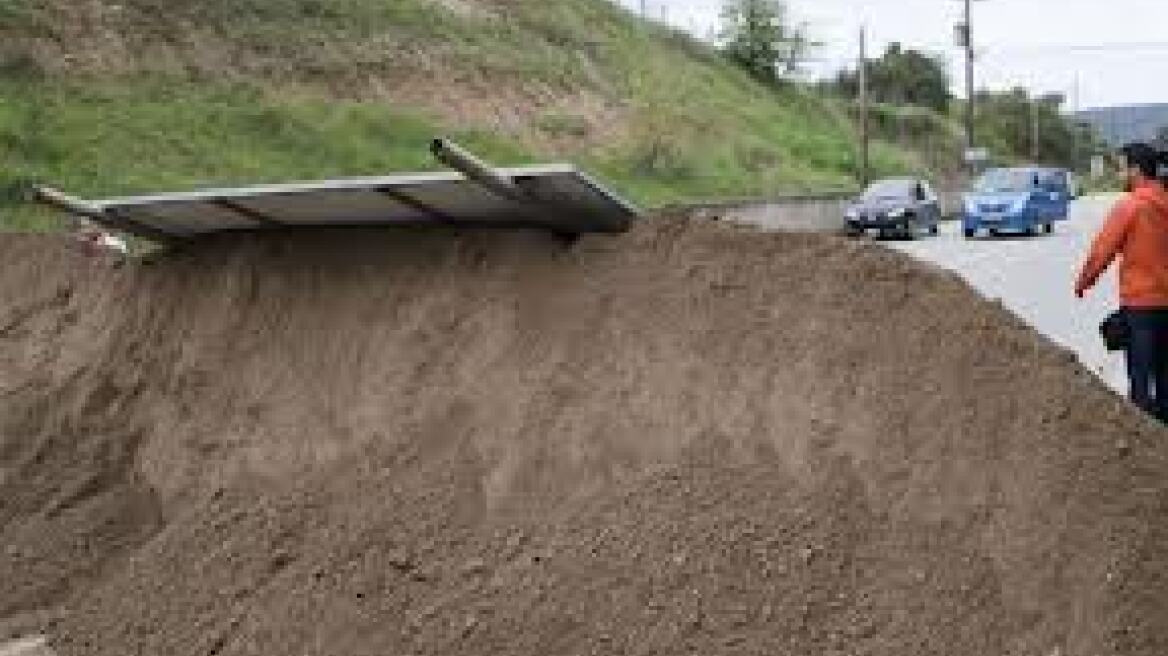 Αποκλεισμένη η Ιερισσός: Αναχώματα στις εισόδους της πόλης