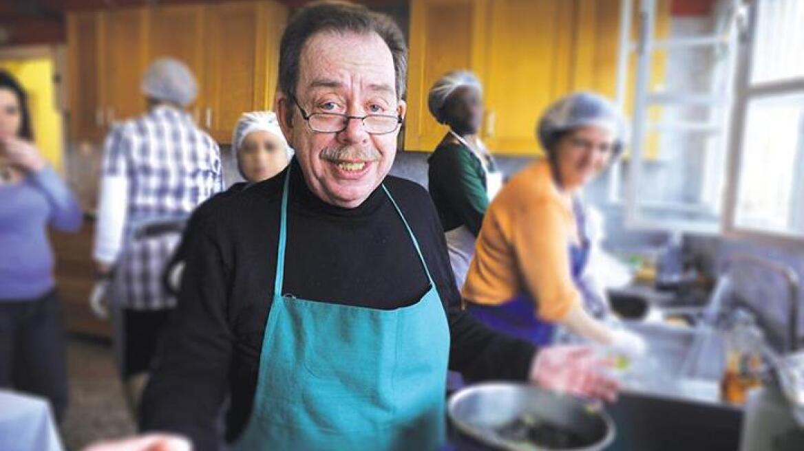 Ο Ηλίας Μαμαλάκης στη... φυλακή με τις κουτάλες του!