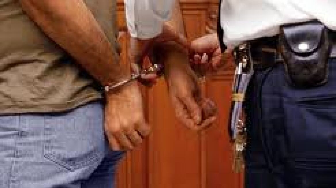 Τέσσερις συλλήψεις για χρέη προς το Δημόσιο 