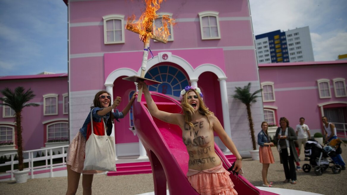 Οι Femen τα βάζουν με το σπίτι της… Μπάρμπι