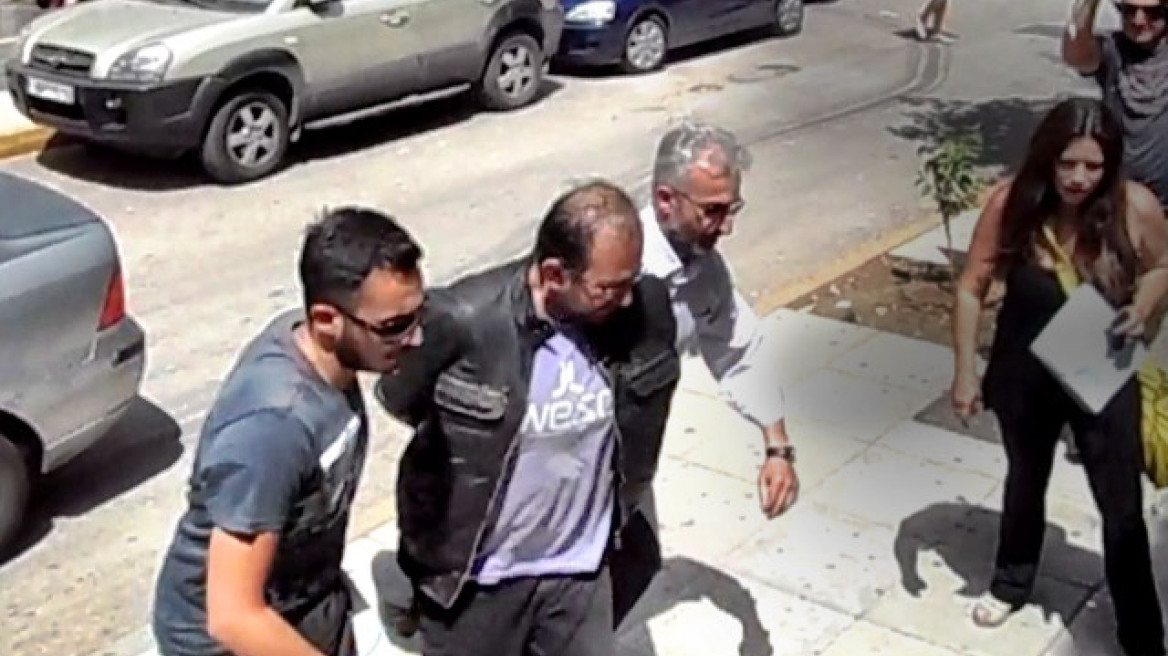 Ο κοντός με το κράνος είναι ο «δράκος των Πετραλώνων»