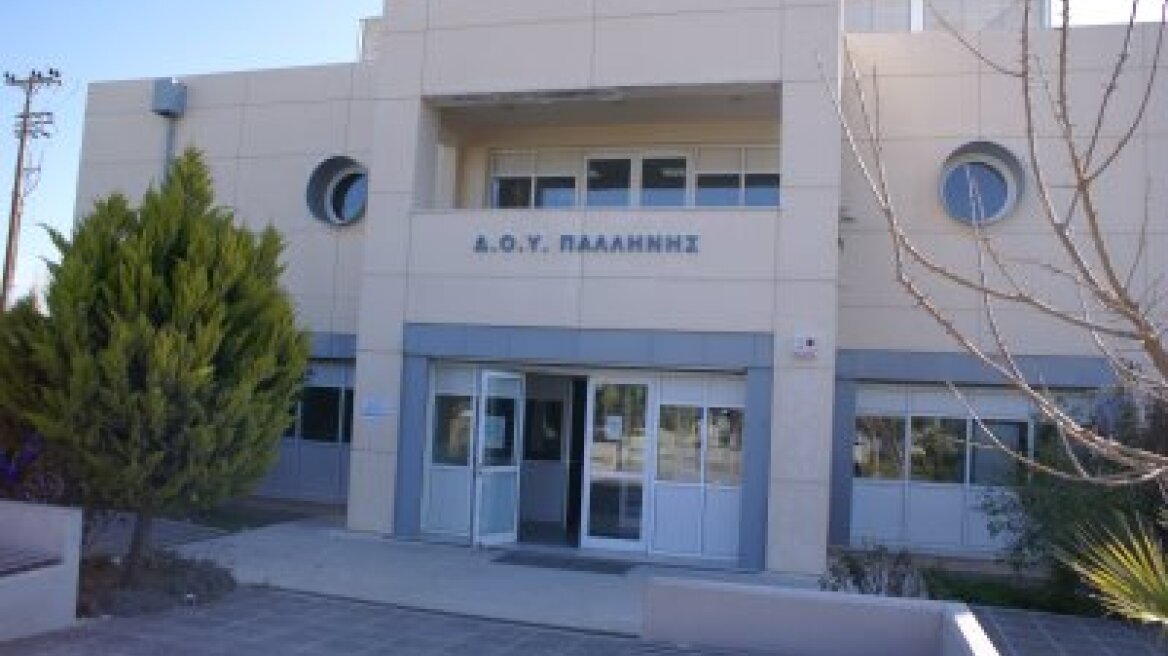 Πήγαν για χρηματοκιβώτιο αλλά έκλεψαν την τσάντα υπαλλήλου στη ΔΟΥ Παλλήνης