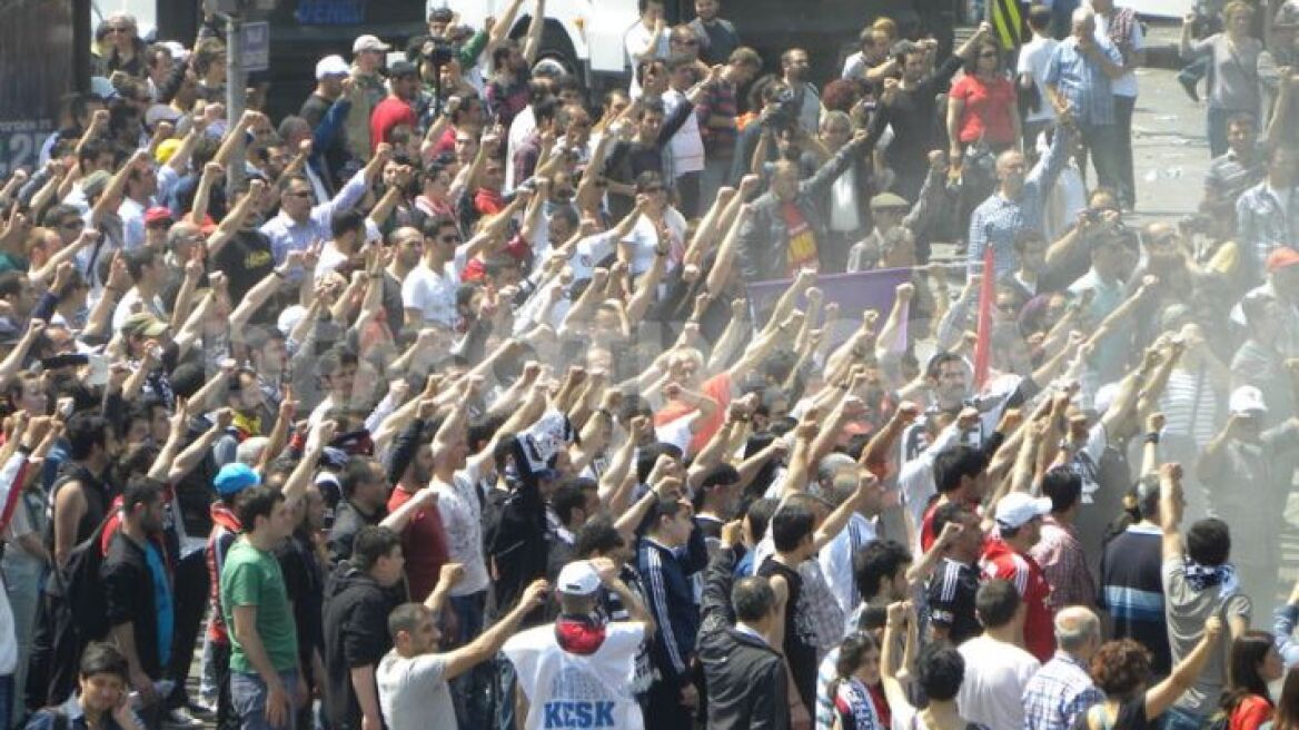Τουρκία: Πολίτες από κάθε πολιτικό φάσμα βγήκαν στους δρόμους 