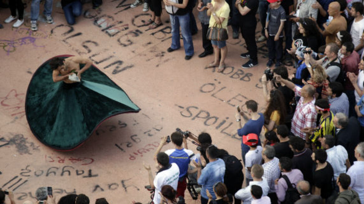 Ηχηρό μήνυμα στον Ερντογάν η εικόνα του δερβίση με την αντιασφυξιογόνο μάσκα