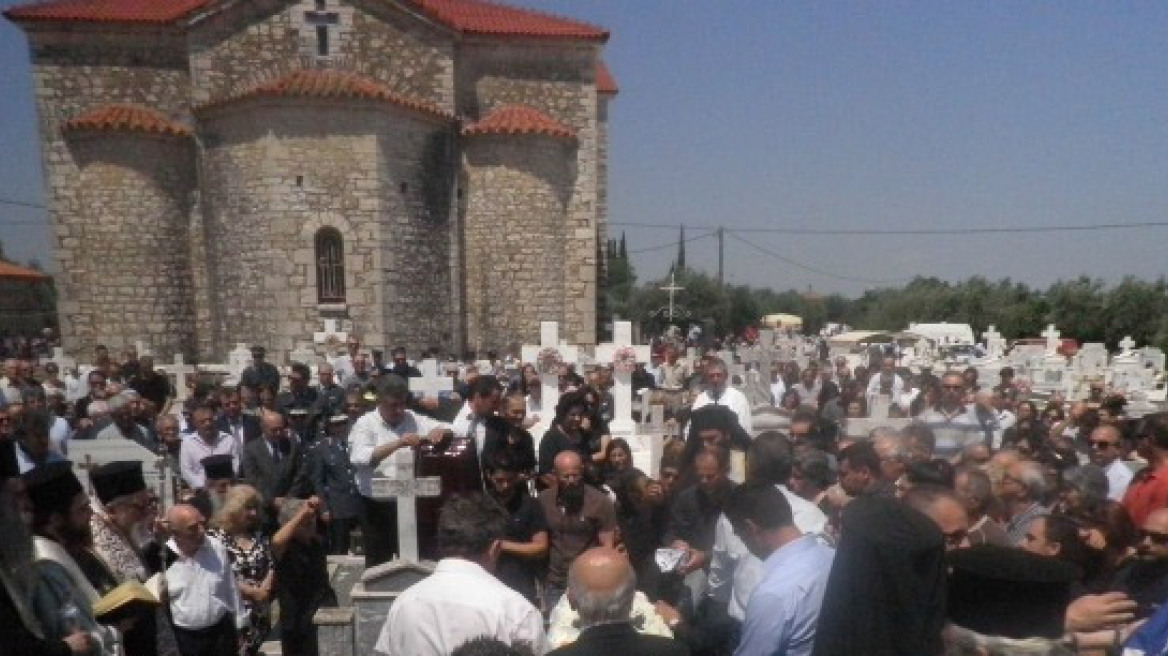 «Ήρωας» φώναζαν στην κηδεία του αστυνομικού