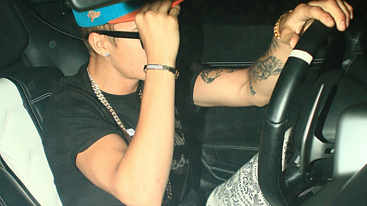 O Justin Bieber πάτησε με το αυτοκίνητό του το πόδι ενός παπαράτσι