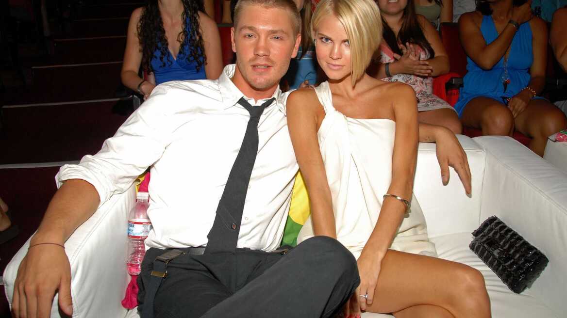 Σας θυμίζει κάτι ο ξανθός με τα μούσια;