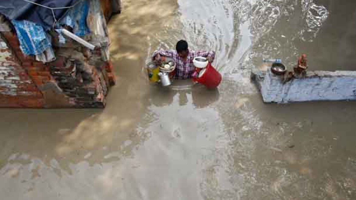 Για χίλιους νεκρούς από την κακοκαιρία, κάνουν λόγο οι αρχές στην Ινδία