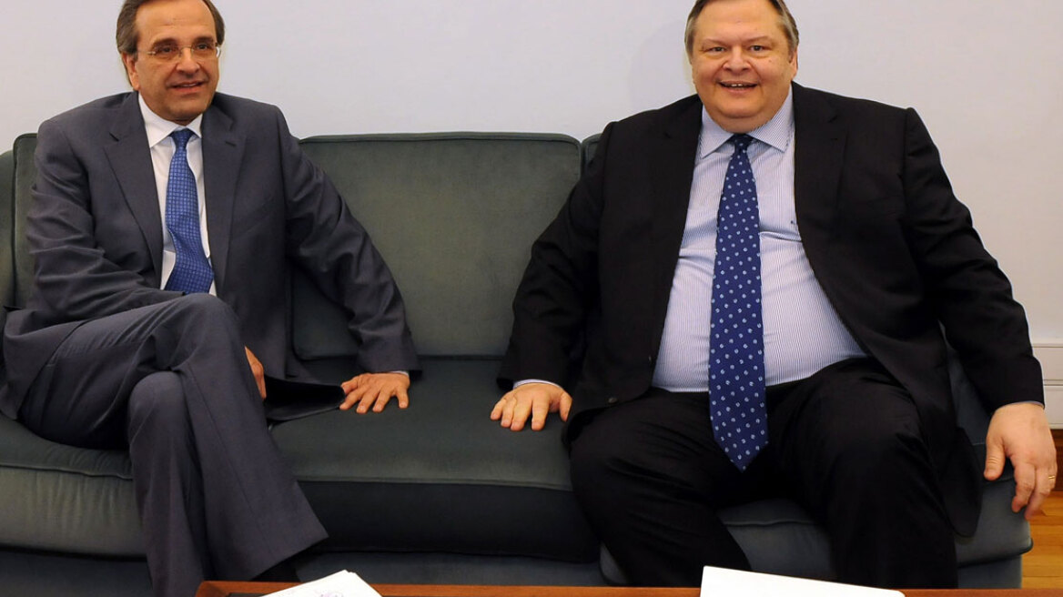 «Αγκαλιά» με τα τηλέφωνα οι υποψήφιοι υπουργοί