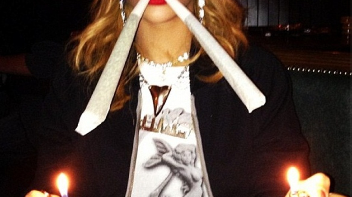 Η Rihanna ποζαρει με δυο τεράστια, στριφτά τσιγάρα στο στόμα
