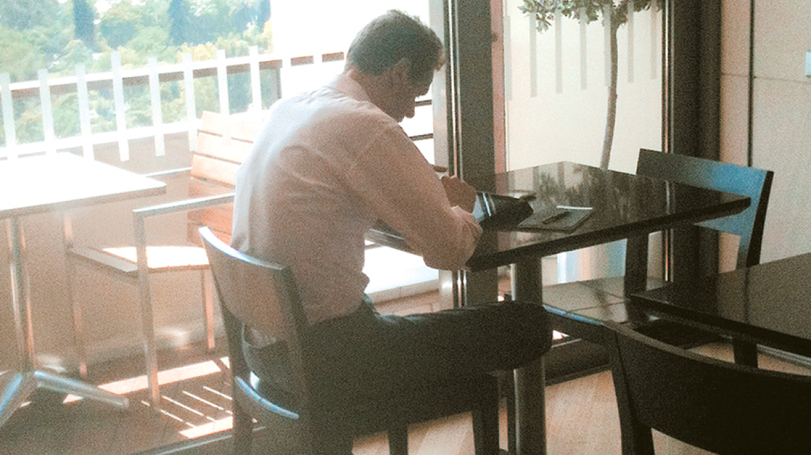 Ξυπόλυτος Τόμσεν ψάχνει με πάθος...