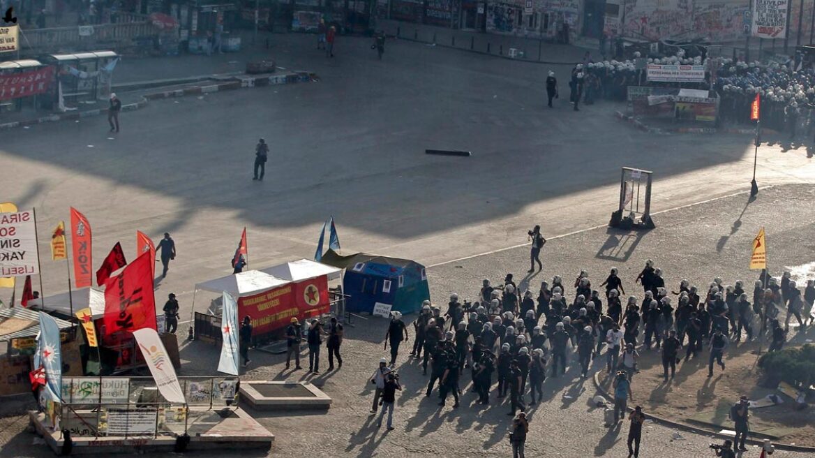 Η τουρκική αστυνομία άδειασε την πλατεία Ταξίμ