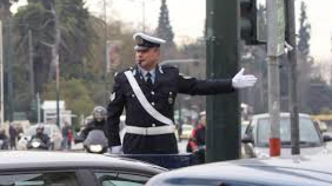 Οδηγός χτύπησε τροχονόμο στην Νέα Ε.Ο. Πατρών – Κορίνθου