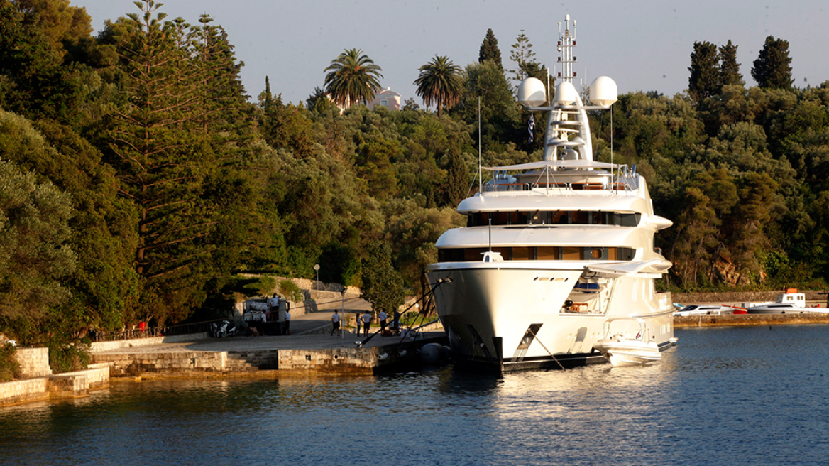 Η εντυπωσιακή θαλαμηγός του Ριμπολόβλεφ έδεσε στον Σκορπιό (Φωτογραφίες)