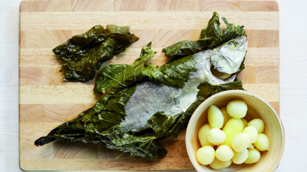 Λαβράκι σε πακέτο από αμπελόφυλλα