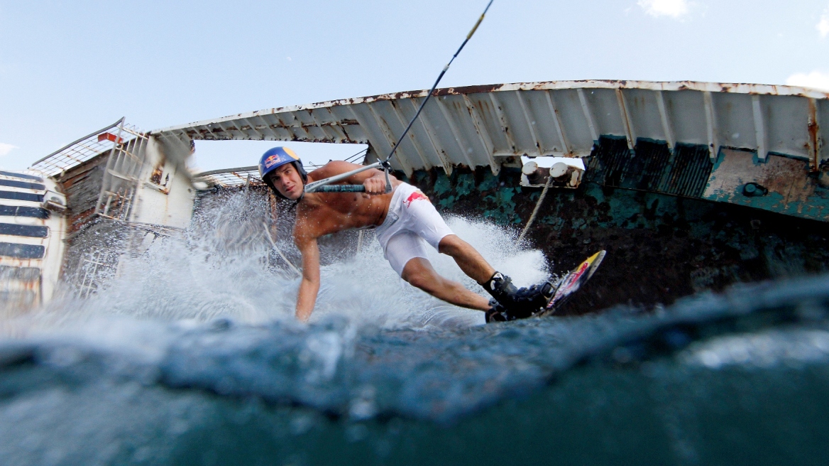 Water ski σε ένα από τα πλέον φημισμένα ναυάγια της Ελλάδας