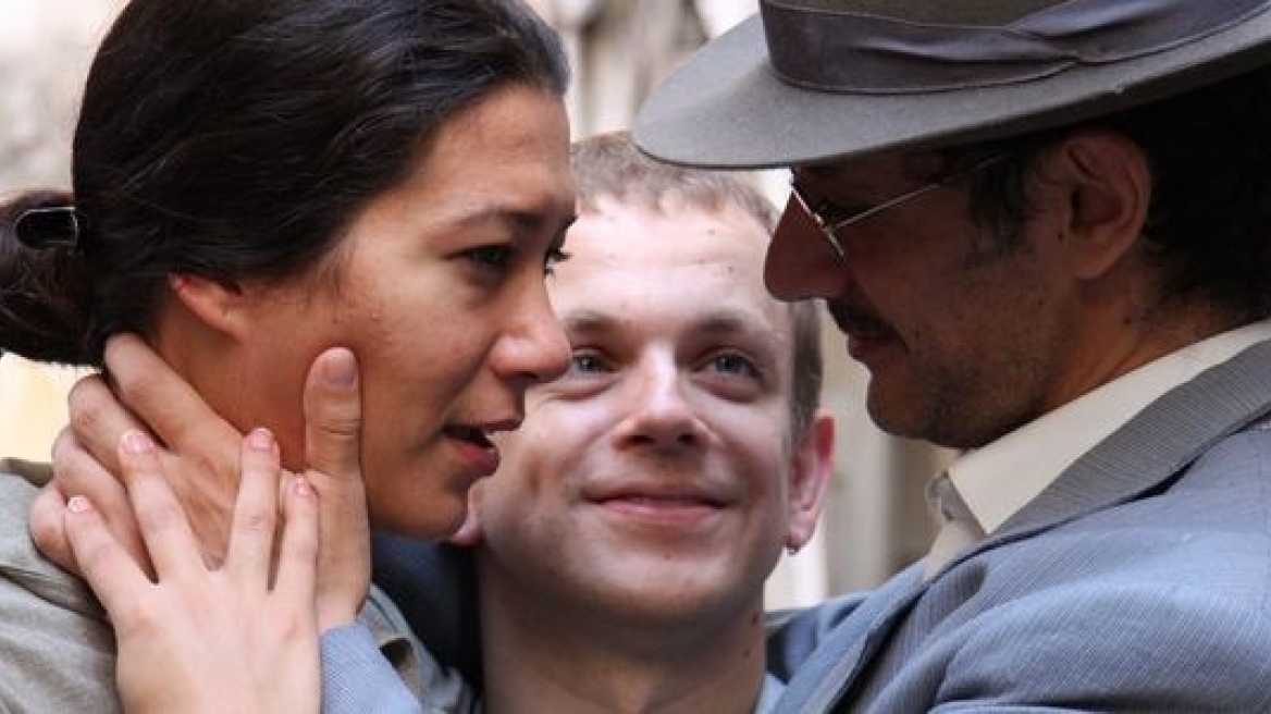 Ο Ηλίας Κουνέλας μιλάει για την παράσταση «Κήπος Στάχτες»