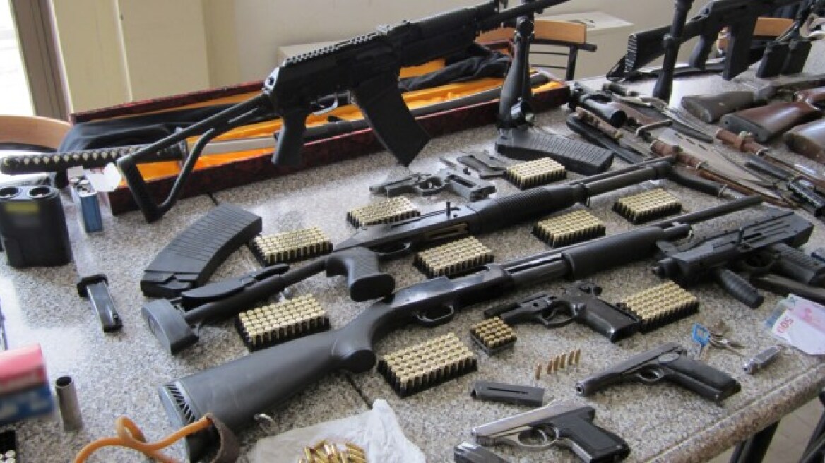 Μητέρα και γιος συνελήφθησαν για  παράνομα όπλα