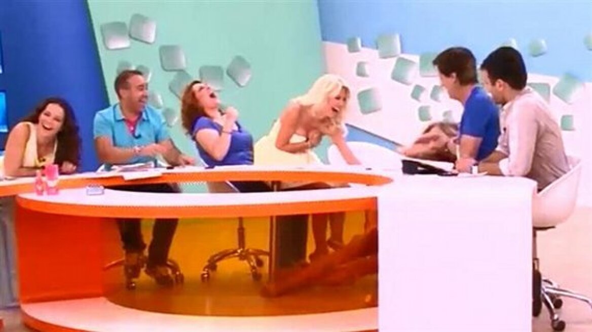 Η Ελένη Μενεγάκη έριξε την Αντωνία Καλλιμούκου από την καρέκλα της!