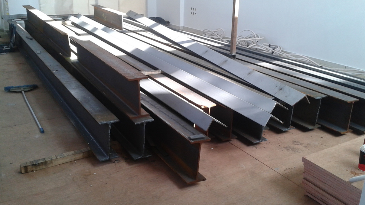 Βόλος: Ξήλωσε μέταλλα βάρους 100 κιλών από καφετέρια!