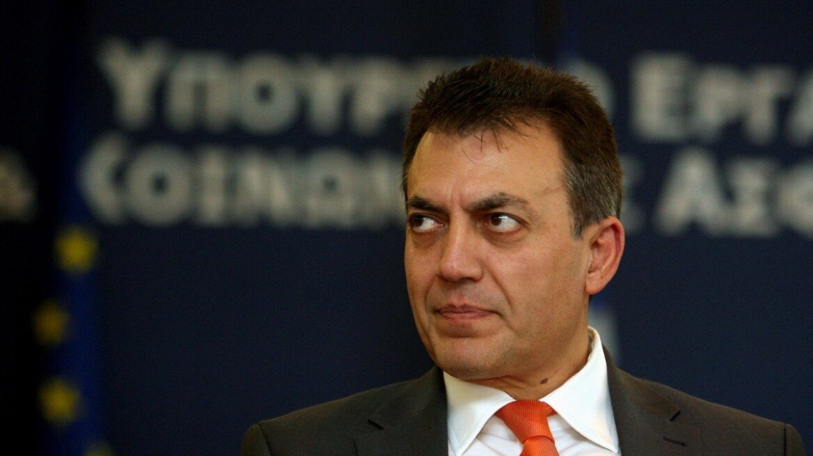 Βρούτσης: Ο κατώτατος μισθός θα παραμείνει στα 586 ευρώ
