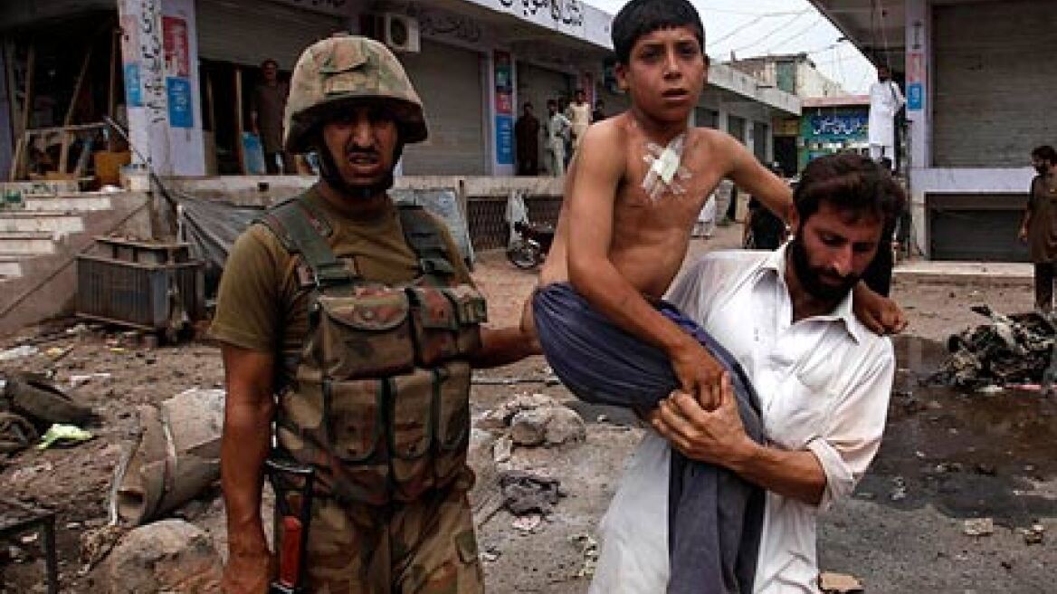 Βομβιστής σκόρπισε τον θάνατο στο Πακιστάν 